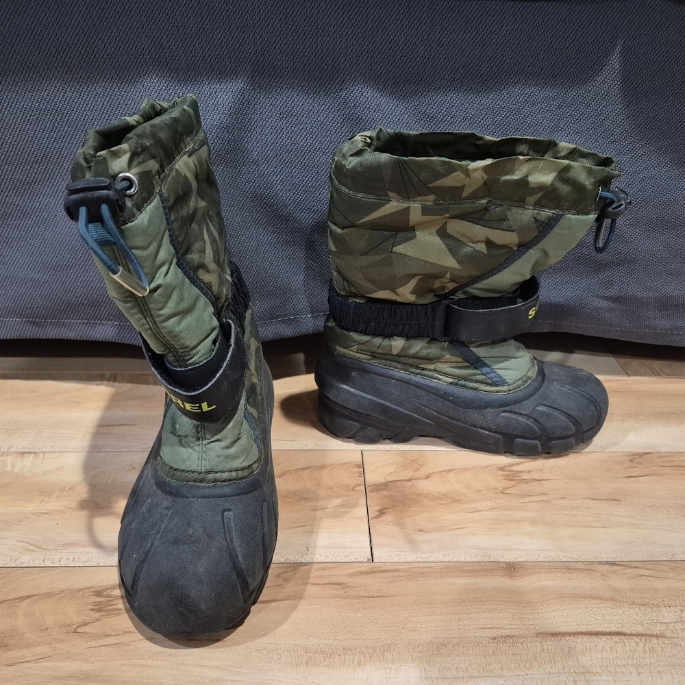 Sorel boys size 1 winter boots with removable liners